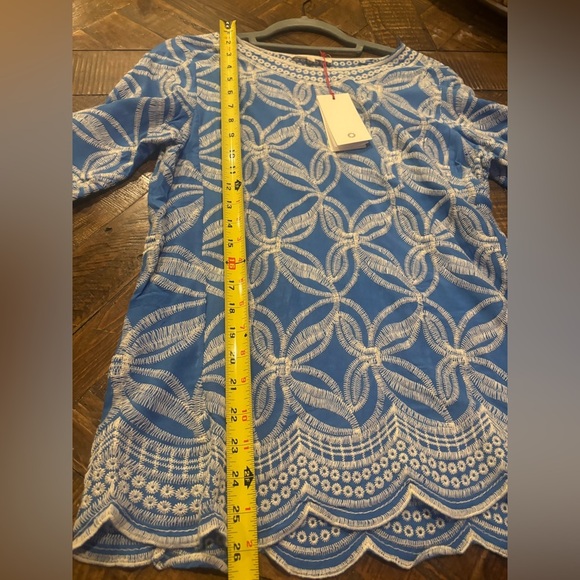 Solitaire NWT Blue and White Geometric Blouse - Picture 13 of 13
